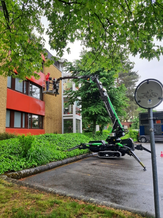Raupenkran mit Arbeitskorb