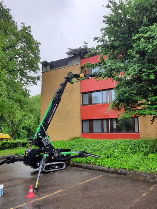 Raupenkran mit Korb